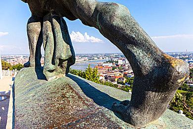 在2024年的情人节，与《宝藏世界》中备受喜爱的恋爱地狱虫，共度欢乐时光吧！